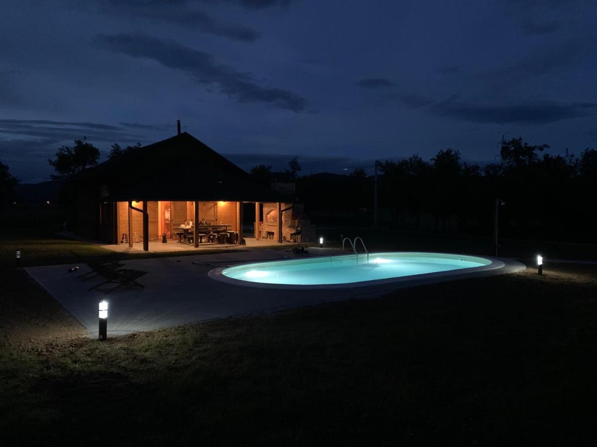 V'S Place - Wooden House With Heated Pool And Outdoor Sauna Otocac Exterior photo