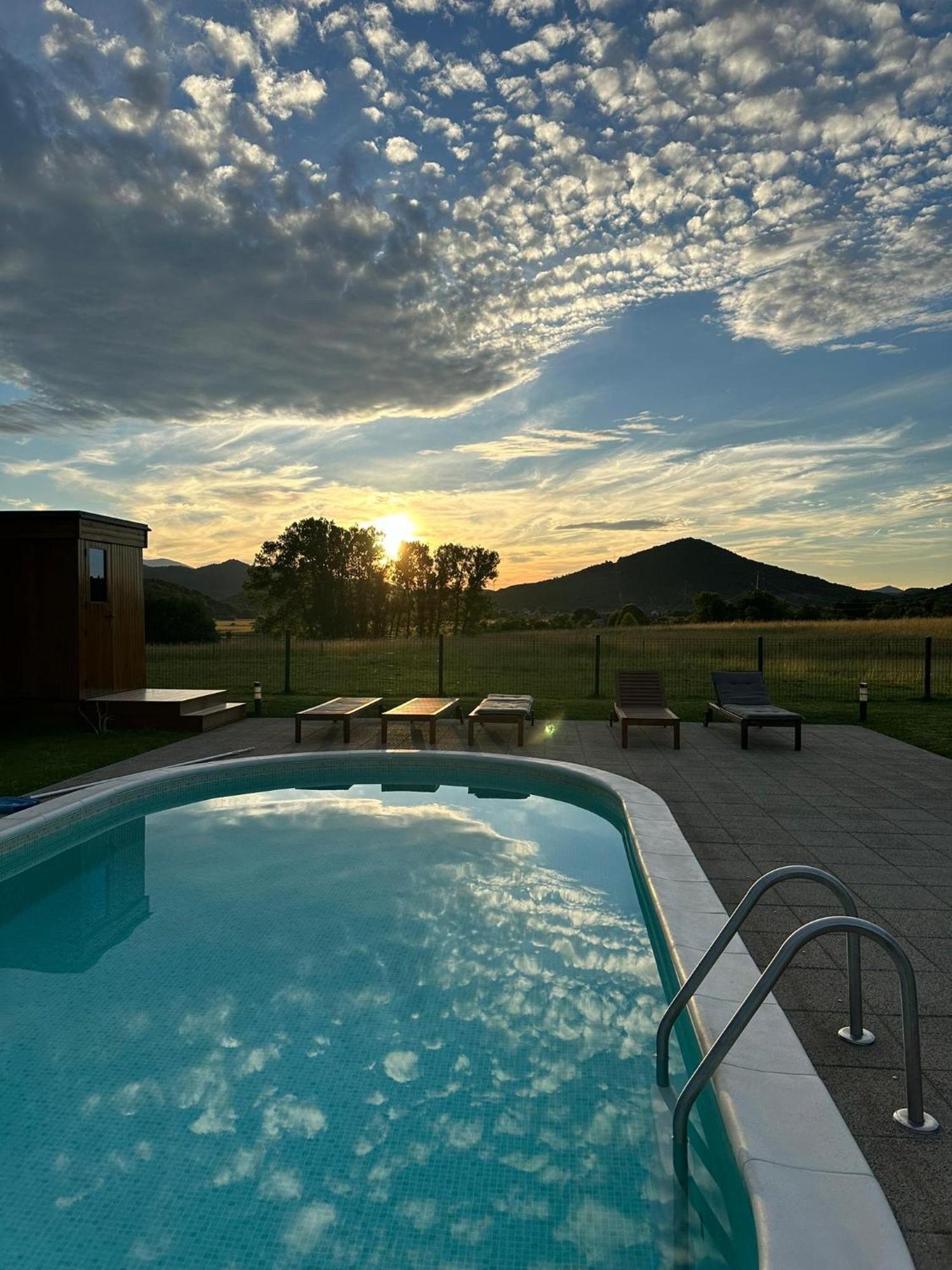 V'S Place - Wooden House With Heated Pool And Outdoor Sauna Otocac Exterior photo